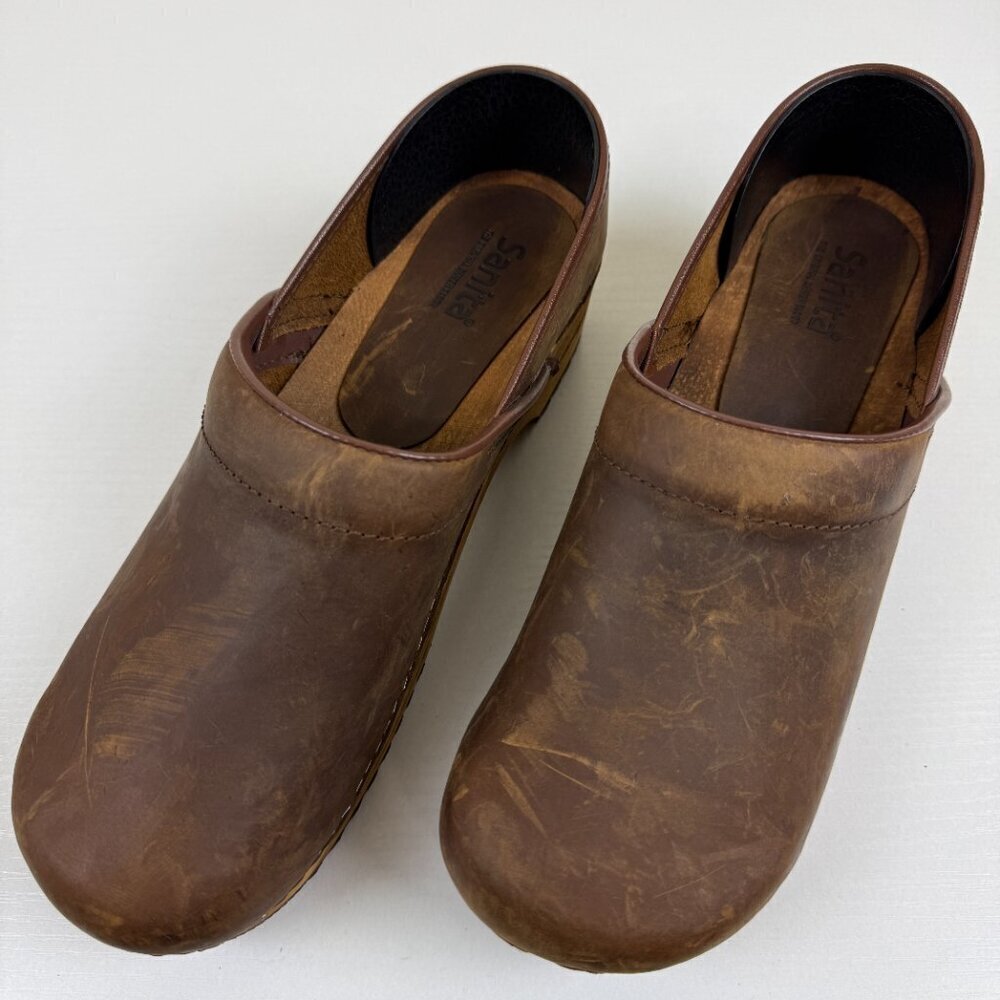 NEW Sanita Classic Wooden Danish Closed Clogs In Antique Brown